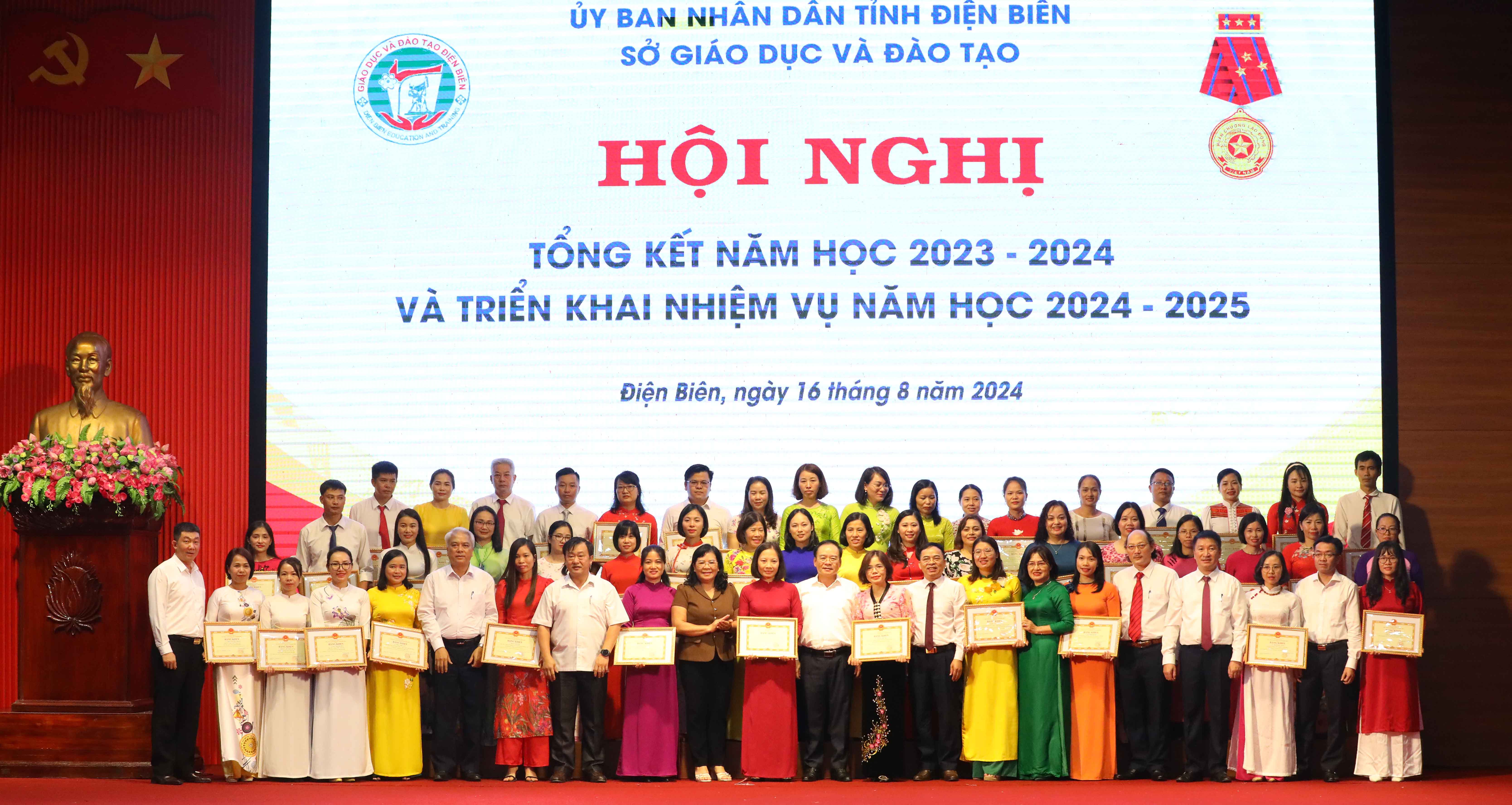 Trao-thuong-t-p-th-c-nh-n.jpg