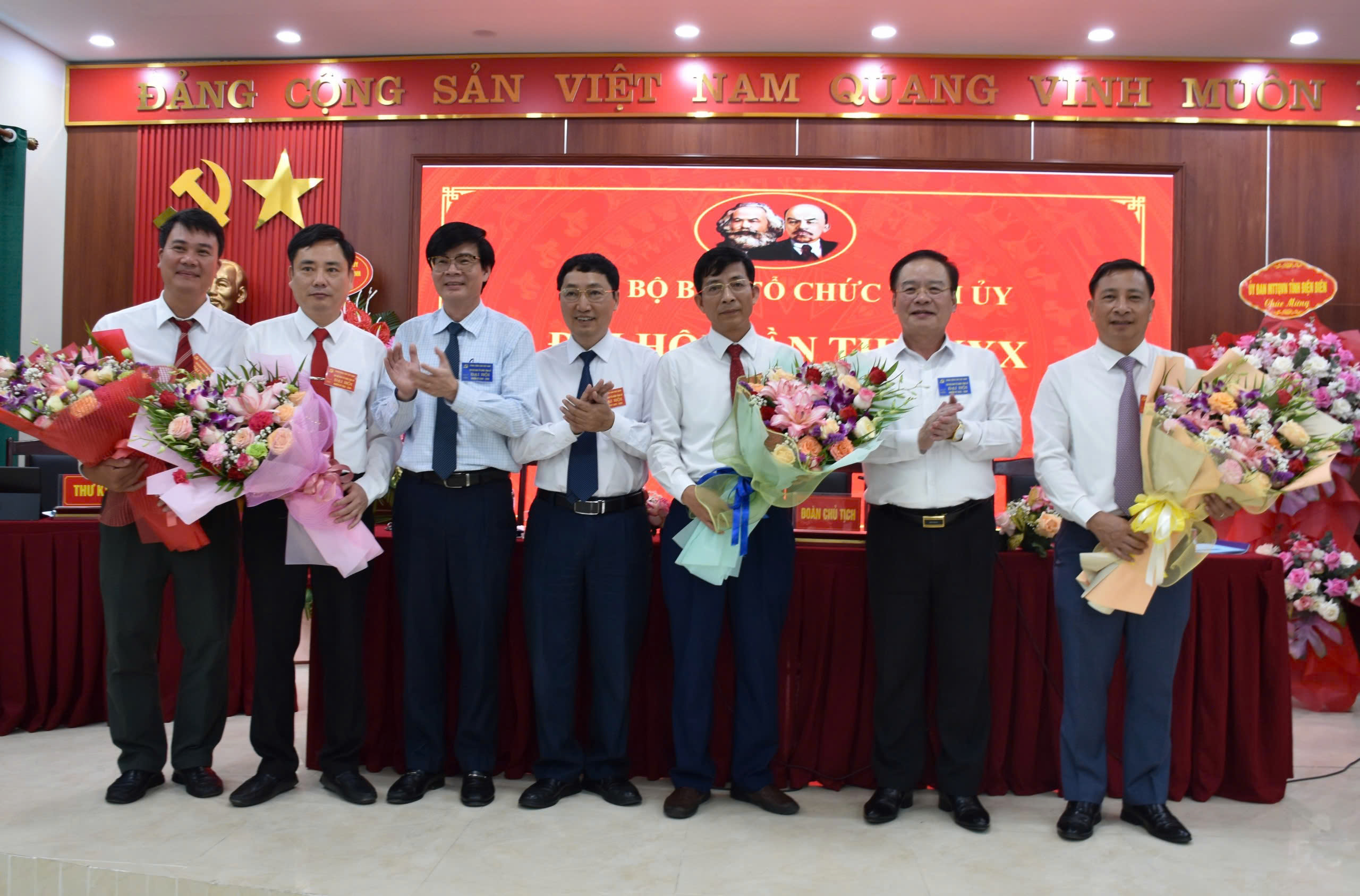 -ai-bieu-T-ng-hoa-ch-c-m-ng.jpg