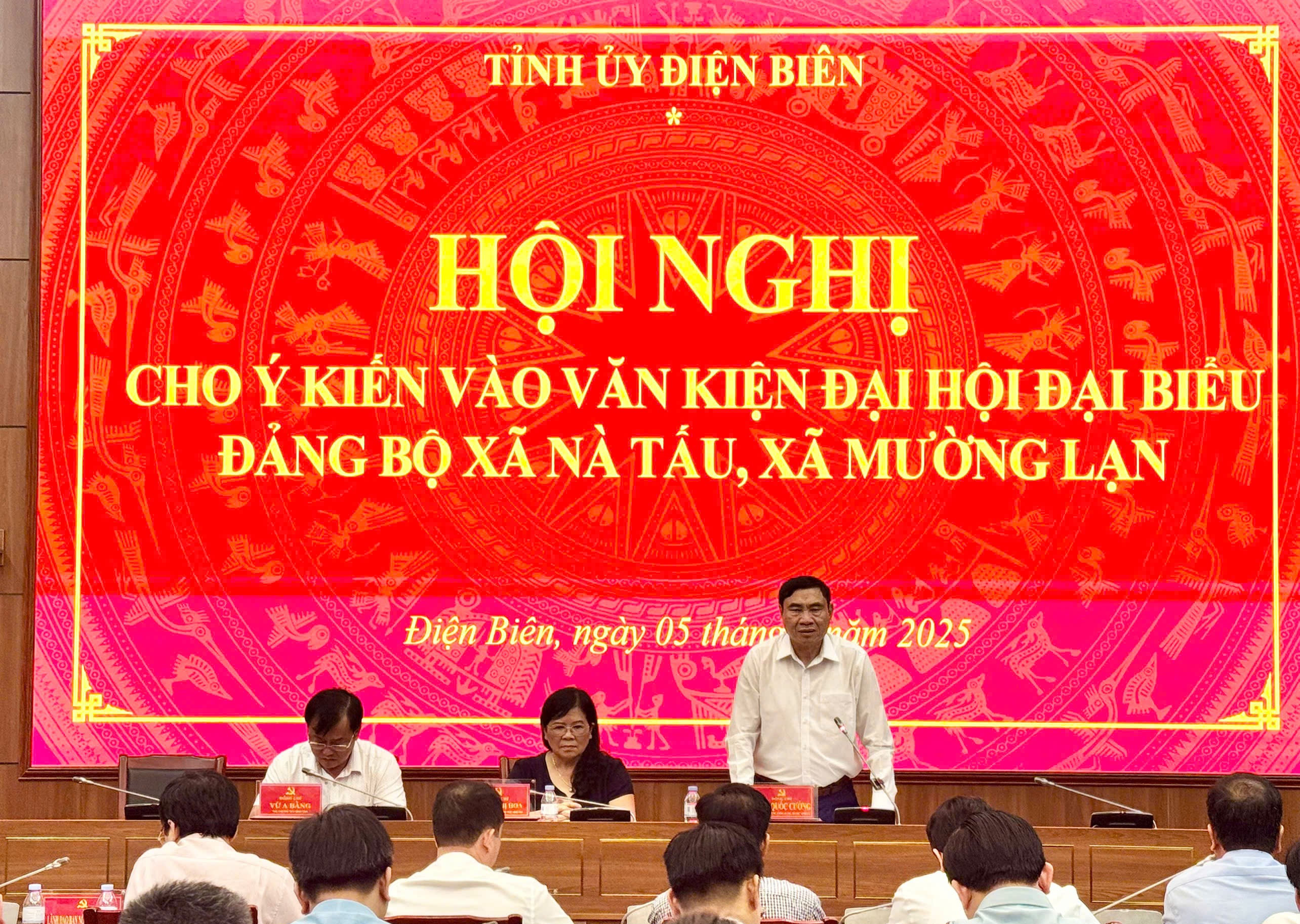 -ng-ch-B-th-T-nh-y-cho-ki-n-t-i-H-i-ngh-.jpg