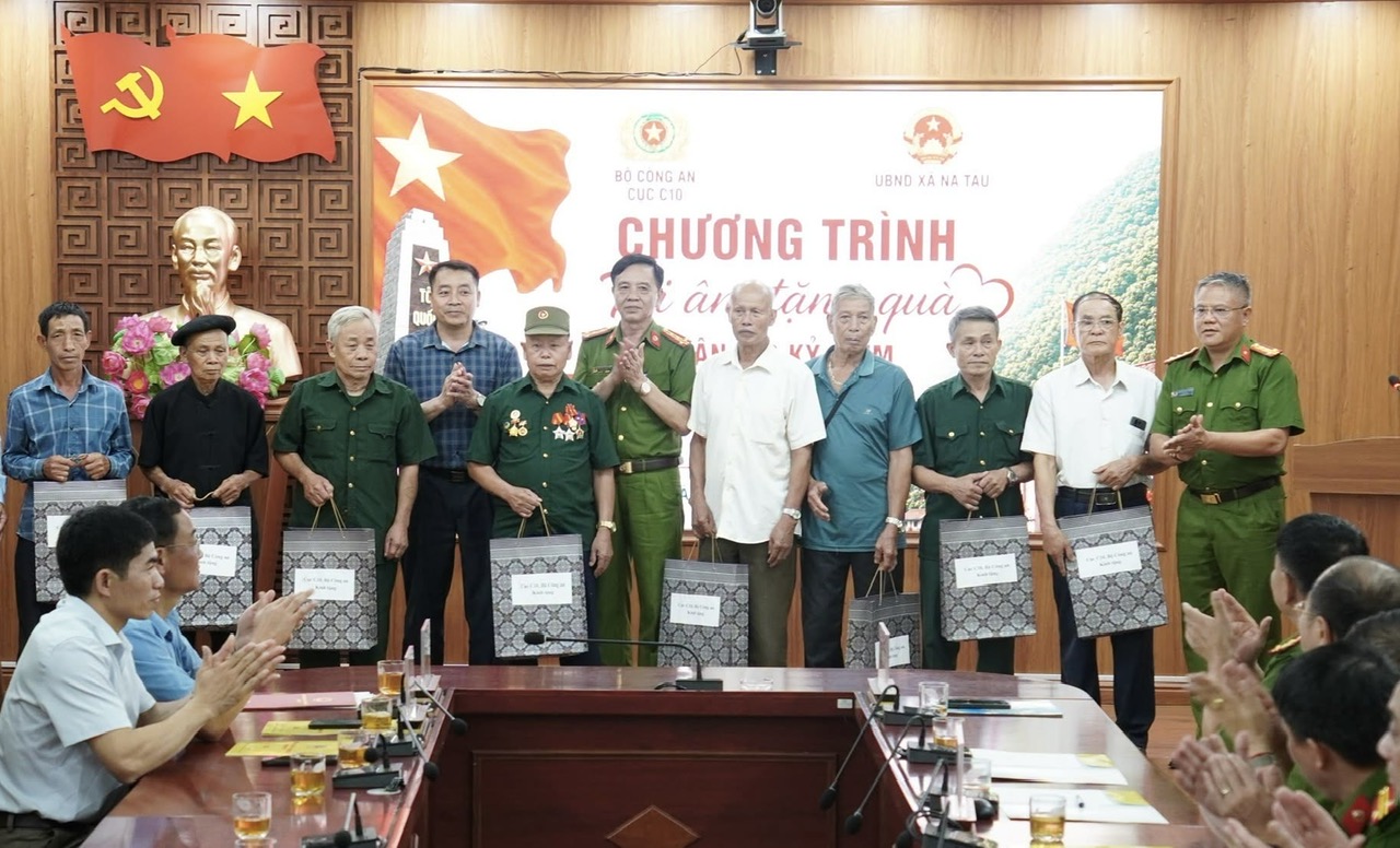 27-7-tang-qua.jpg