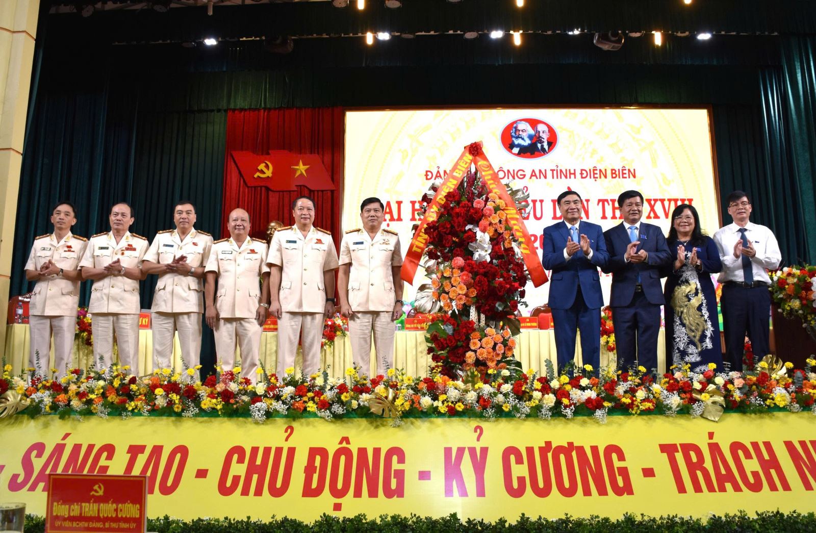 L-t-ng-hoa-ch-c-m-ng.jpg